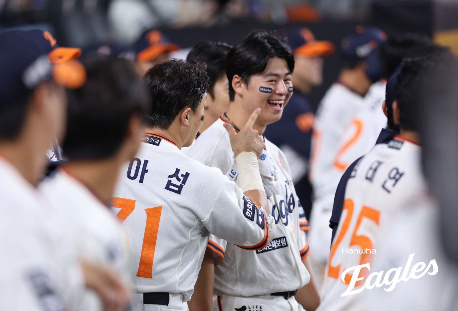 한화 노시환이 26일 대전한화생명볼파크에서 열린 LG와 홈경기 7회말 동점 득점을 올린 뒤 덕아웃에서 손아섭과 대화를 나누고 있다. 끝사진제공|한화 이글스