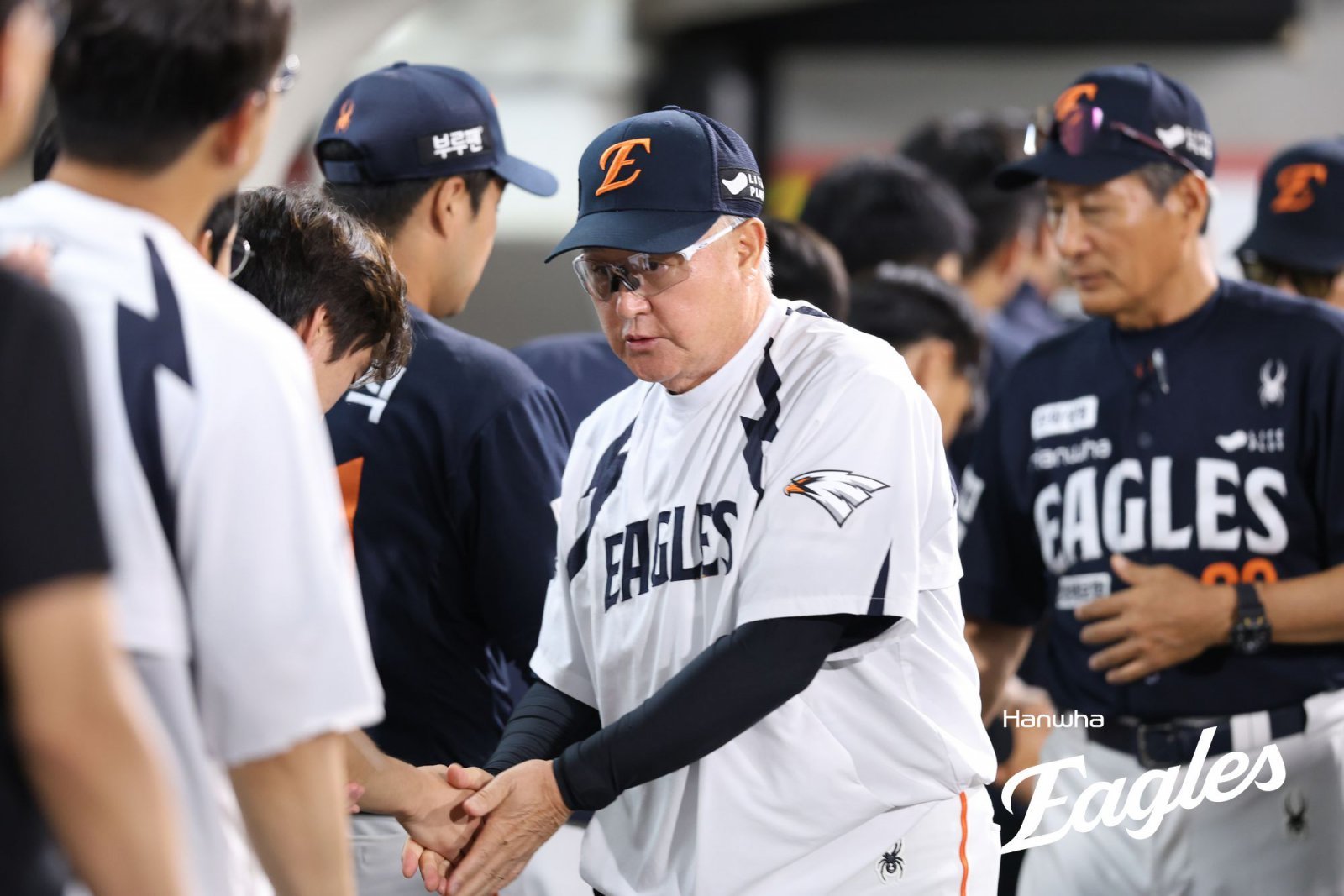 김경문 한화 감독이 26일 대전한화생명볼파크에서 열린 LG와 홈경기에서 4-1로 승리한 뒤 선수들과 악수를 나누고 있다. 사진제공｜한화 이글스