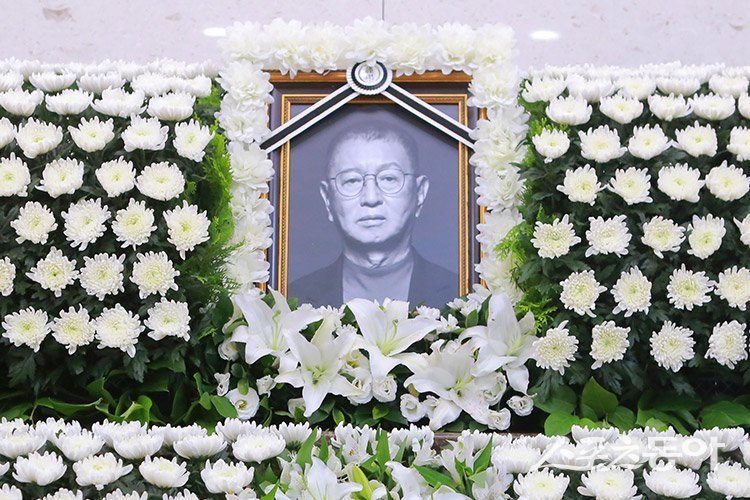 개그맨 전유성(76)이 25일 폐기흉 악화로 별세했다. 26일 서울아산병원 장례식장에 마련된 빈소에는 후배·동료 연예인들의 발길이 이어지고 있다. 사진제공|뉴시스