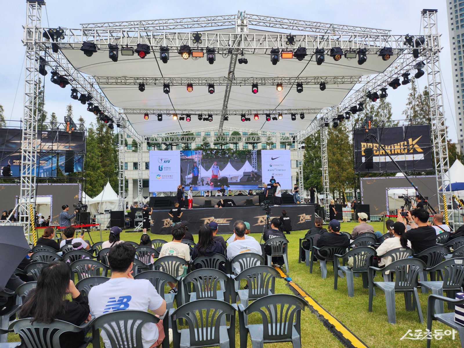 대회는 27일 오전 12시 청소년부·중등부·고등부 예선전으로 막을 올렸다. 오후 1시부터는 청소년부 16강 경기가 본격 진행됐다(현장 모습). 사진|장관섭 기자