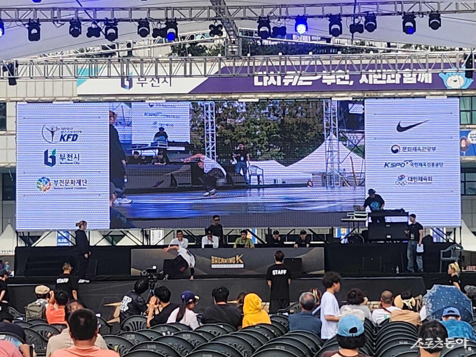 대회는 27일 오전 12시 청소년부·중등부·고등부 예선전으로 막을 올렸다. 오후 1시부터는 청소년부 16강 경기가 본격 진행됐다(현장 모습). 사진|장관섭 기자