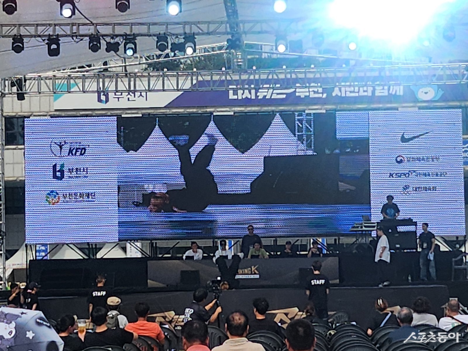 대회는 27일 오전 12시 청소년부·중등부·고등부 예선전으로 막을 올렸다. 오후 1시부터는 청소년부 16강 경기가 본격 진행됐다(현장 모습). 사진|장관섭 기자