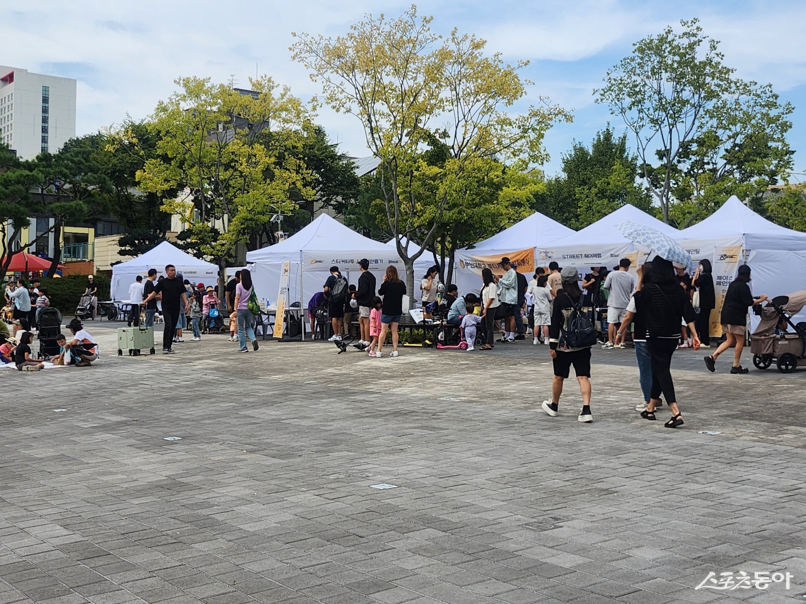 이날 현장에는 시민들이 속속 몰리기 시작해, 현재 약 3,000여 명의 관람객이 브레이킹 공연을 즐기고 있다(현장 모습). 사진|장관섭 기자