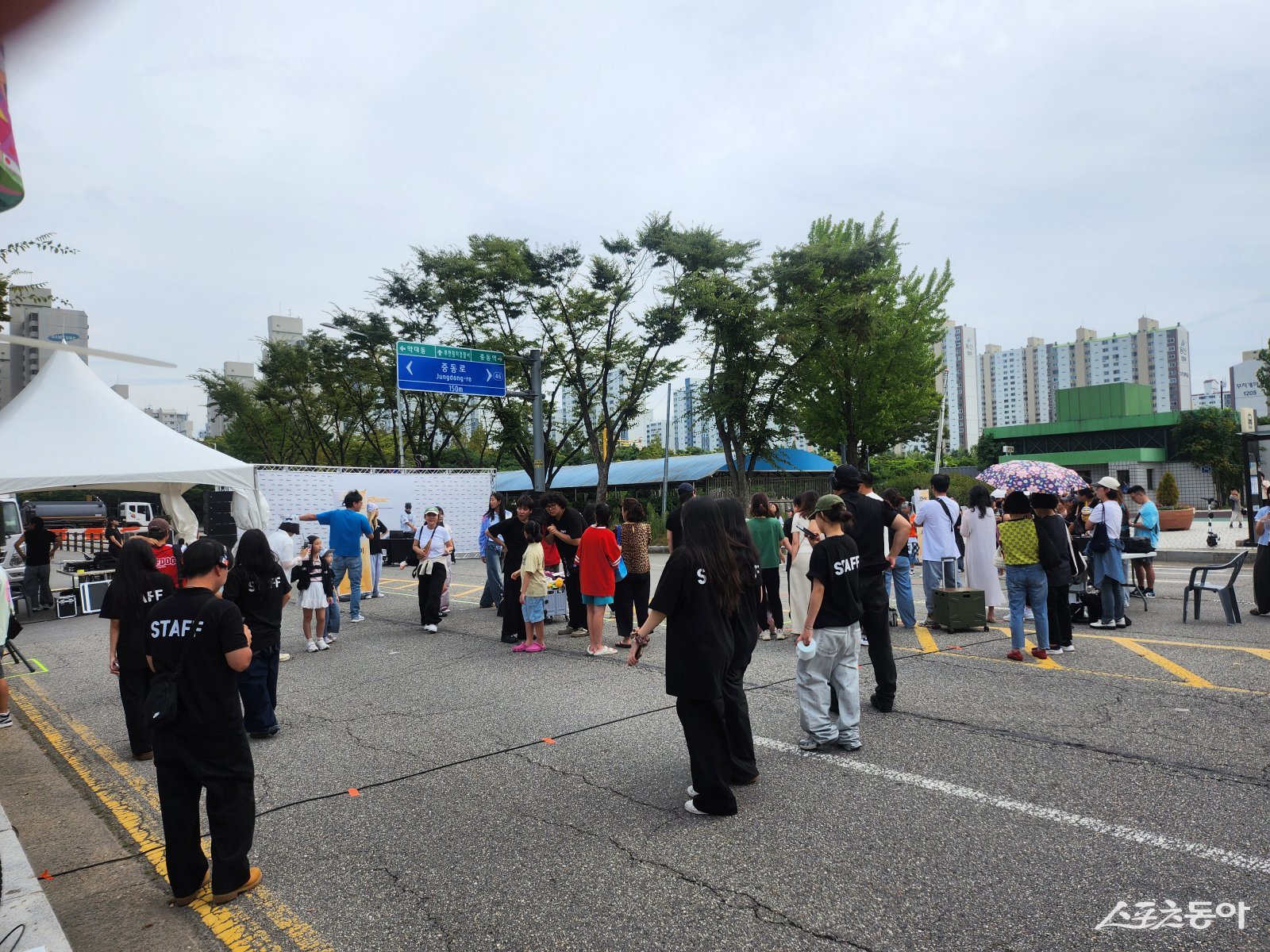 이날 현장에는 시민들이 속속 몰리기 시작해, 현재 약 3,000여 명의 관람객이 브레이킹 공연을 즐기고 있다(현장 모습). 사진|장관섭 기자