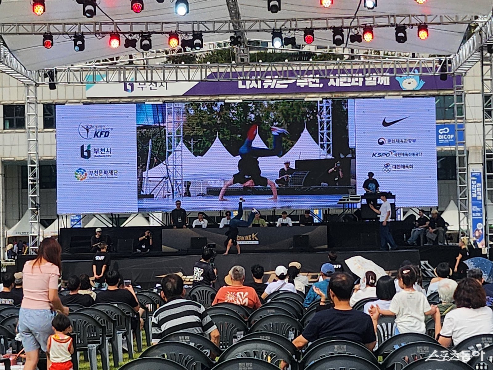 오후 1시 50분부터 일반부 16강과 각 부문 본선, 8강·4강·3·4위전, 결승전이 차례로 진행되고 있다(현장 모습). 사진|장관섭 기자