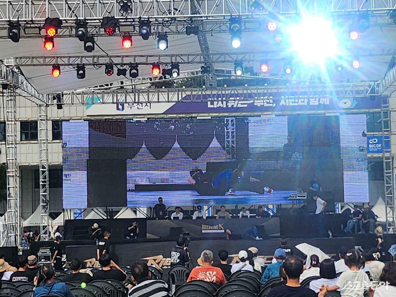 오후 1시 50분부터 일반부 16강과 각 부문 본선, 8강·4강·3·4위전, 결승전이 차례로 진행되고 있다(현장 모습). 사진|장관섭 기자