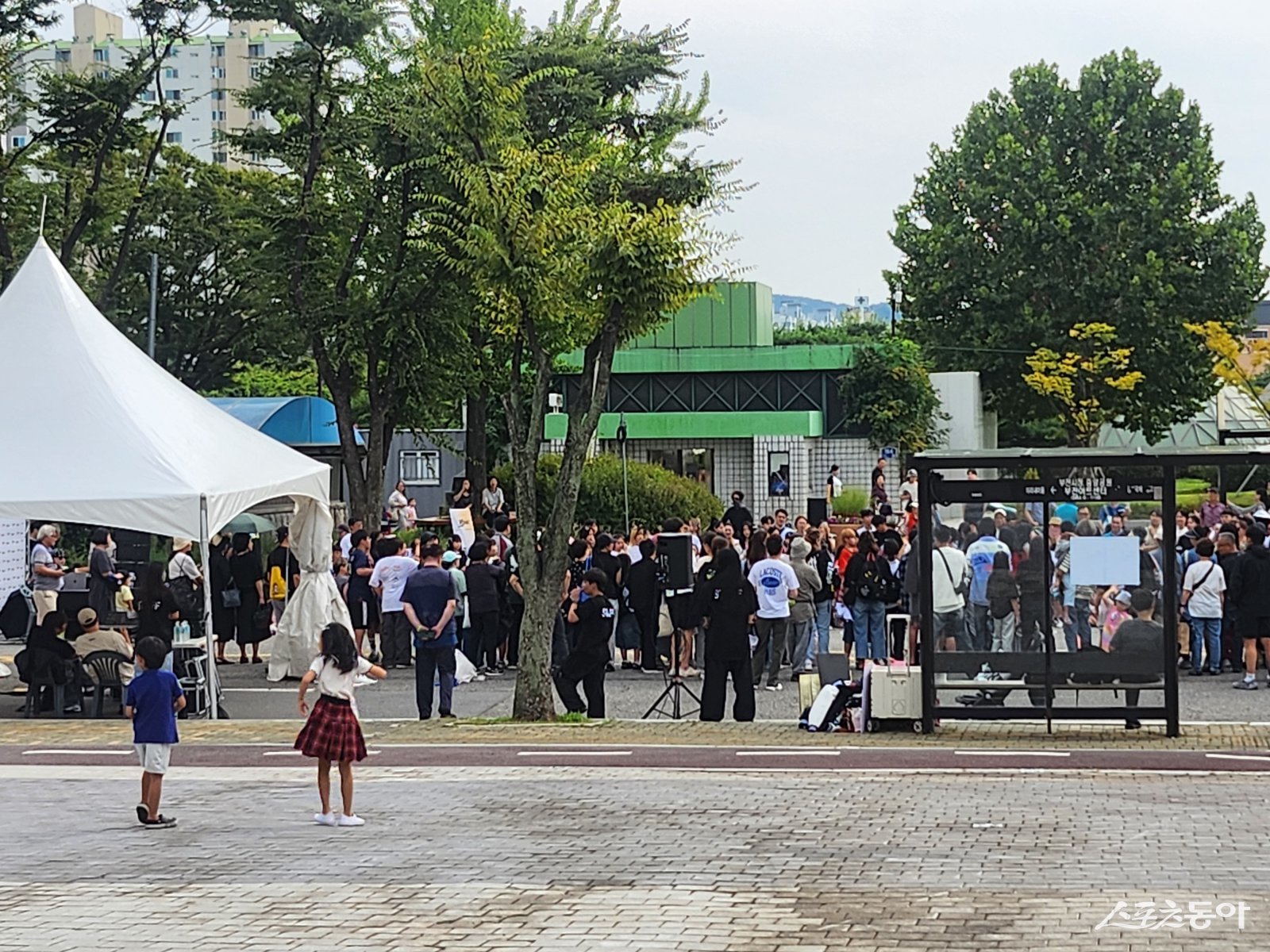 27일 오후 2시 45분 현재 시작 시민들이 속속 몰리기 시작해, 현재 약 4,000여 명의 관람객이 브레이킹 공연을 즐기고 있다(현장 모습). 사진｜장관섭 기자