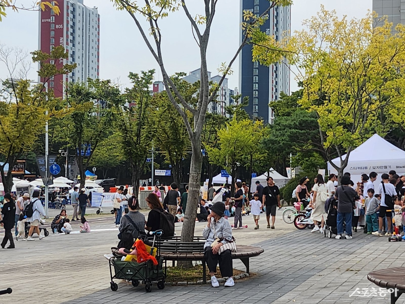 27일 오후 2시 45분 현재 시작 시민들이 속속 몰리기 시작해, 현재 약 4,000여 명의 관람객이 브레이킹 공연을 즐기고 있다(현장 모습). 사진｜장관섭 기자