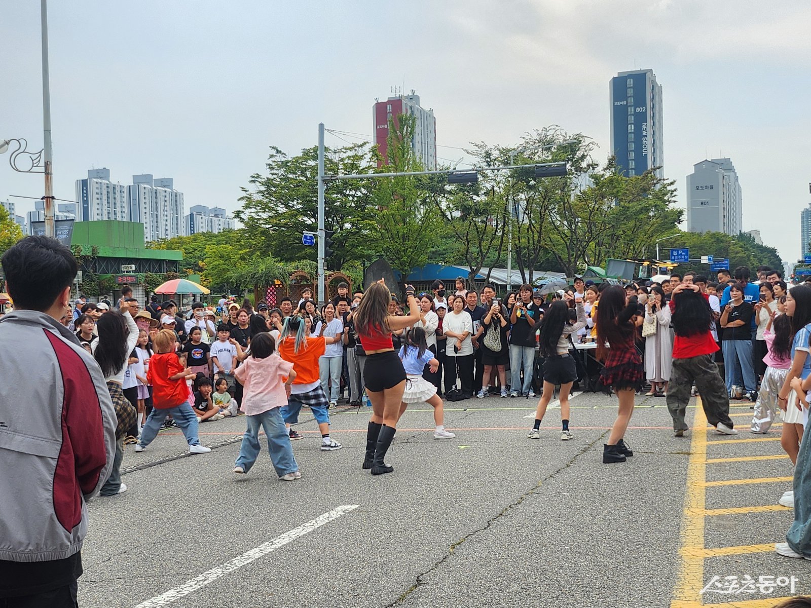 27일 오후 4시 현재 행사장에는 약 5,000여 명의 시민이 몰려 브레이킹 공연을 즐기고 있다(현장 모습). 사진|장관섭 기자