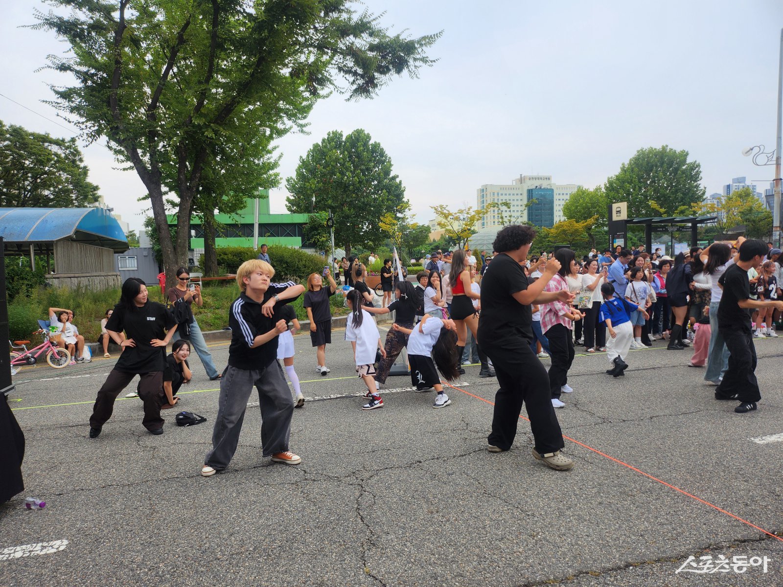27일 오후 4시 현재 행사장에는 약 5,000여 명의 시민이 몰려 브레이킹 공연을 즐기고 있다(현장 모습). 사진|장관섭 기자