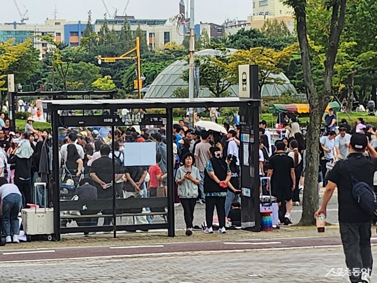 27일 오후 4시 현재 행사장에는 약 5,000여 명의 시민이 몰려 브레이킹 공연을 즐기고 있다(현장 모습). 사진|장관섭 기자