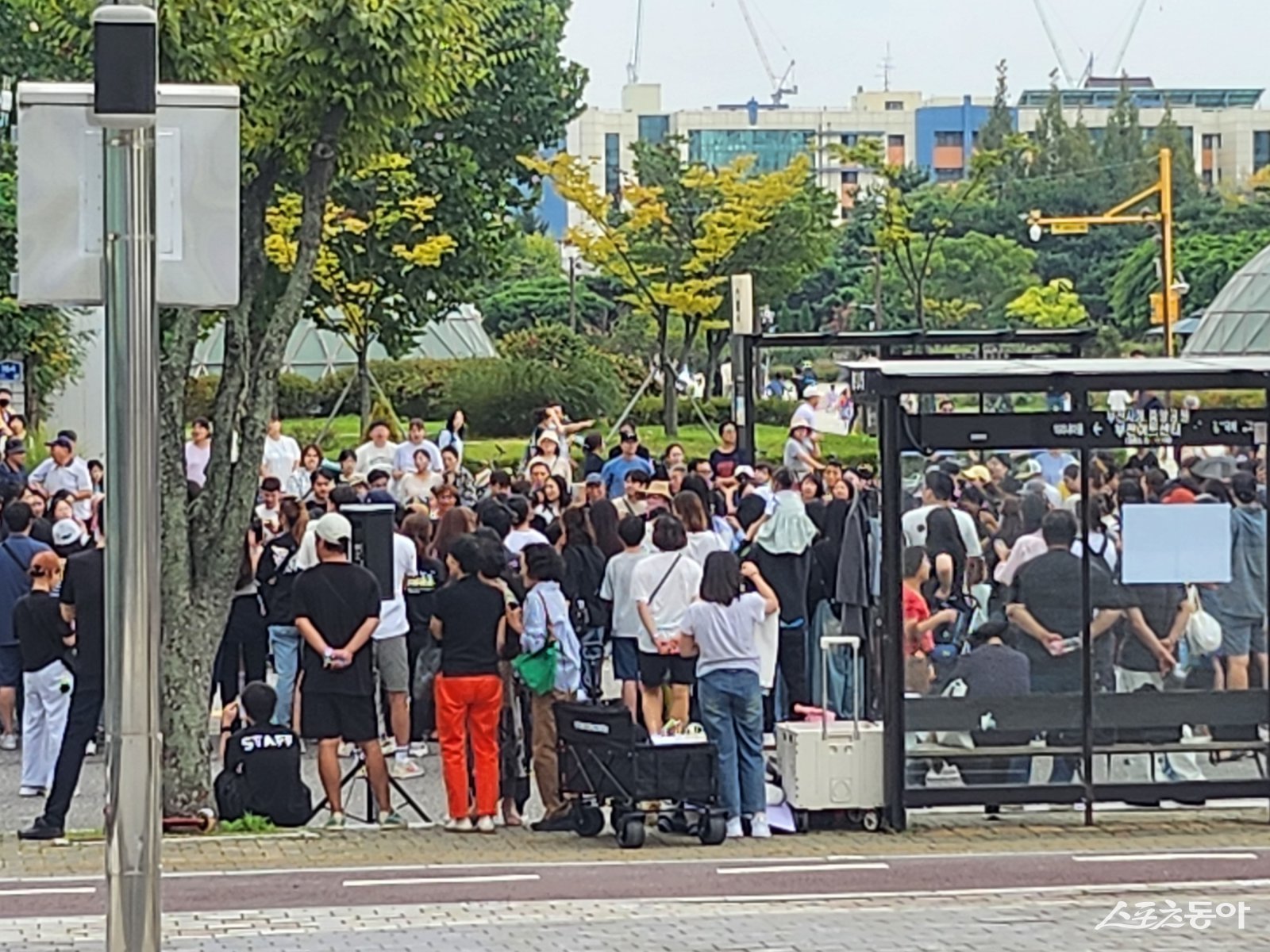 27일 오후 4시 현재 행사장에는 약 5,000여 명의 시민이 몰려 브레이킹 공연을 즐기고 있다(현장 모습). 사진|장관섭 기자