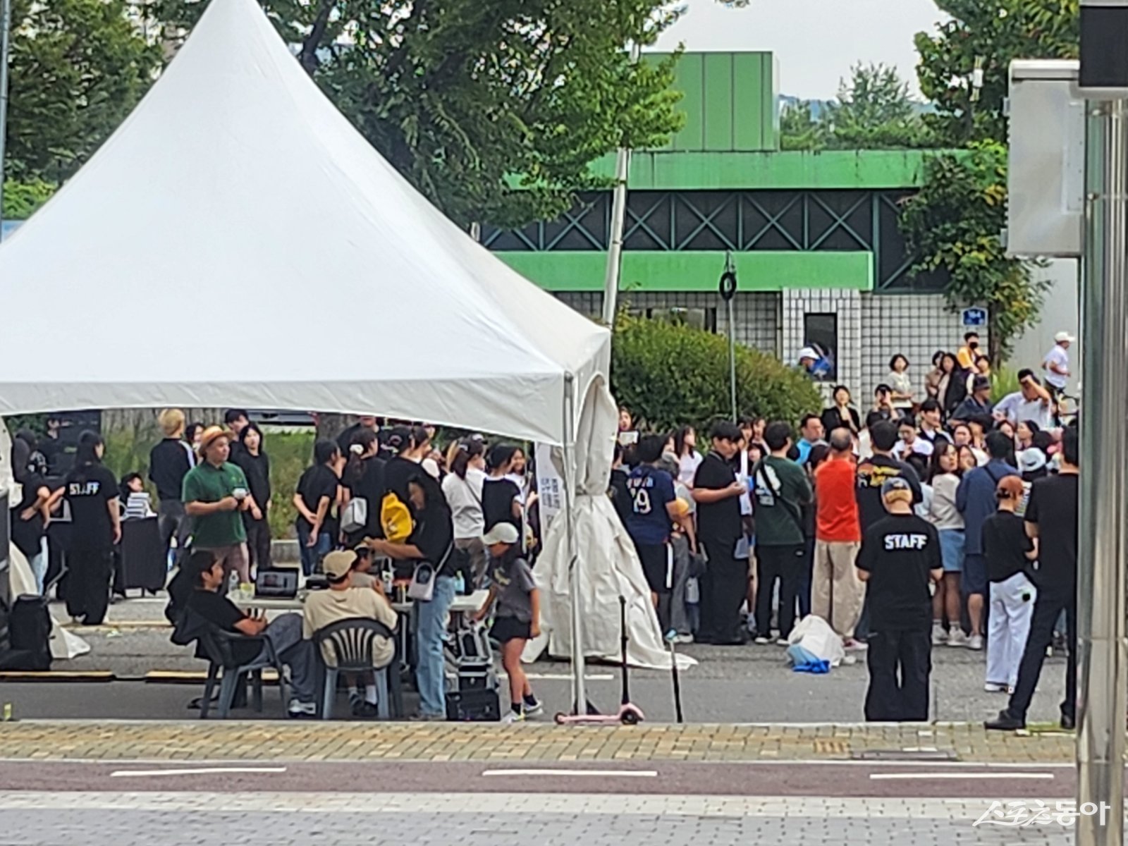 27일 오후 4시 현재 행사장에는 약 5,000여 명의 시민이 몰려 브레이킹 공연을 즐기고 있다(현장 모습). 사진|장관섭 기자