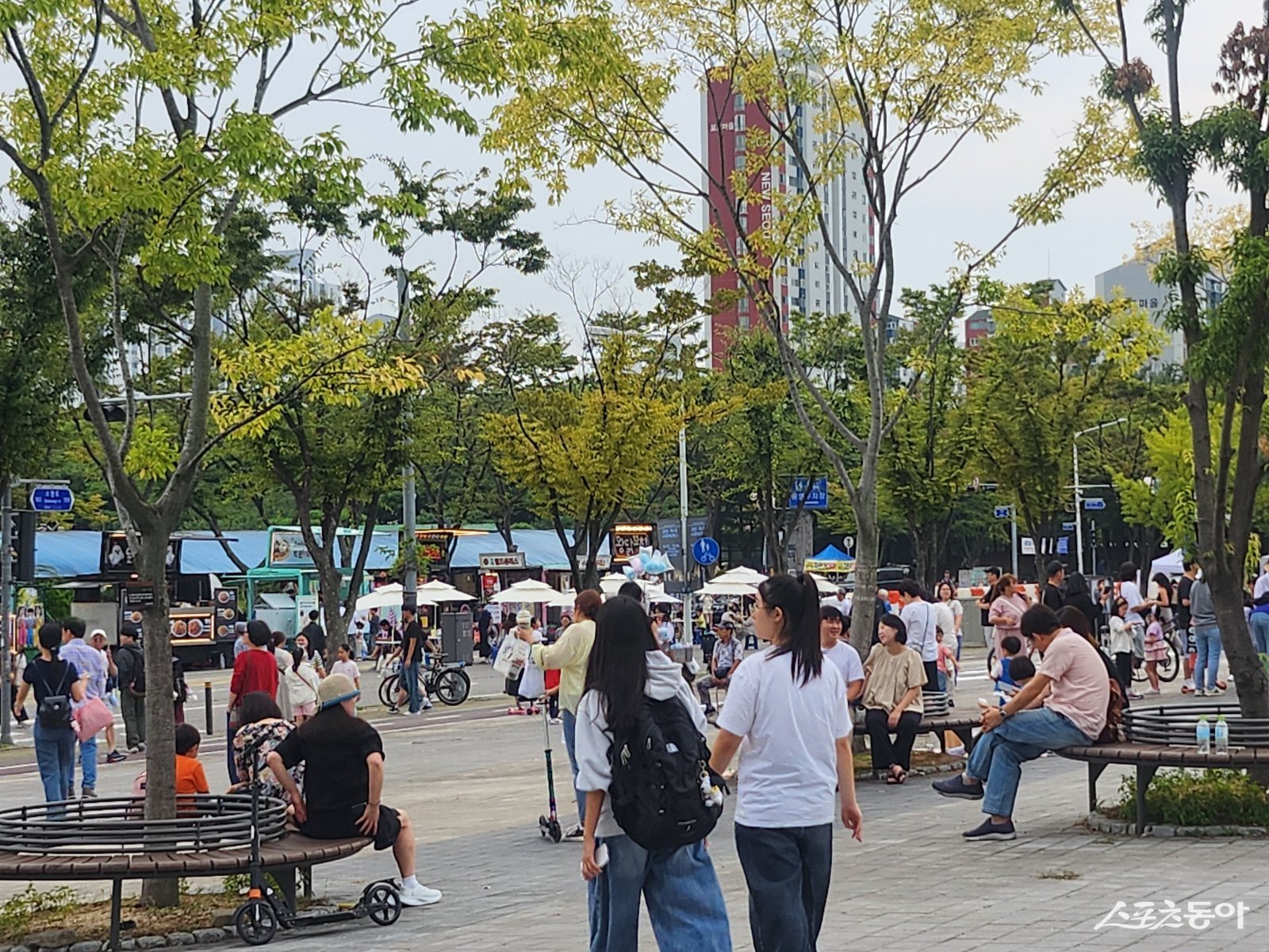 27일 오후 4시 현재 행사장에는 약 5,000여 명의 시민이 몰려 브레이킹 공연을 즐기고 있다(현장 모습). 사진|장관섭 기자