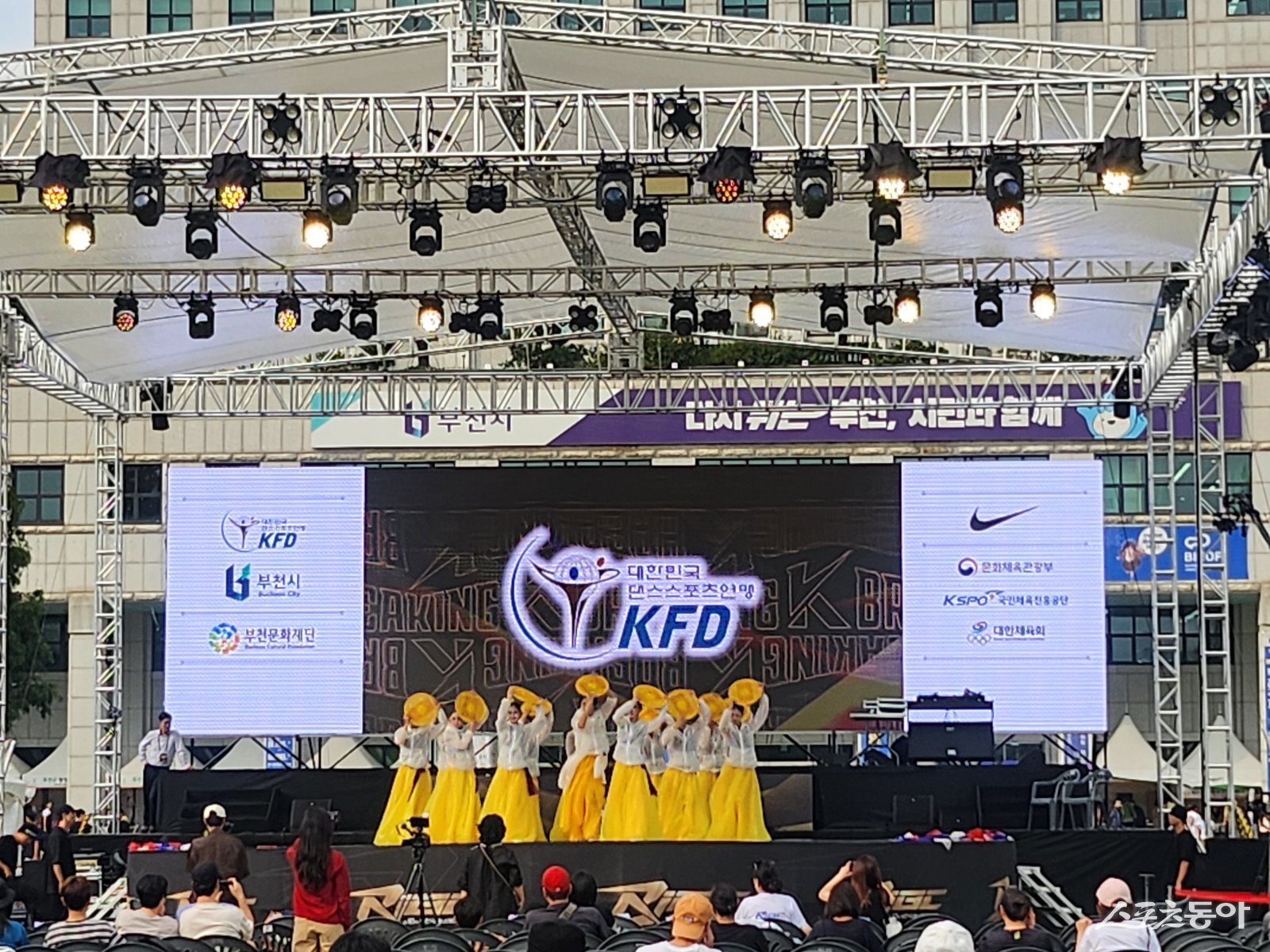 현 시각(27일 오후 4시 기준) 행사장에서는 청소년부와 각 학년부 3·4위전, 일반부 예선이 마무리된 뒤 축하공연이 한창 진행되고 있다(현장 모습). 사진|장관섭 기자