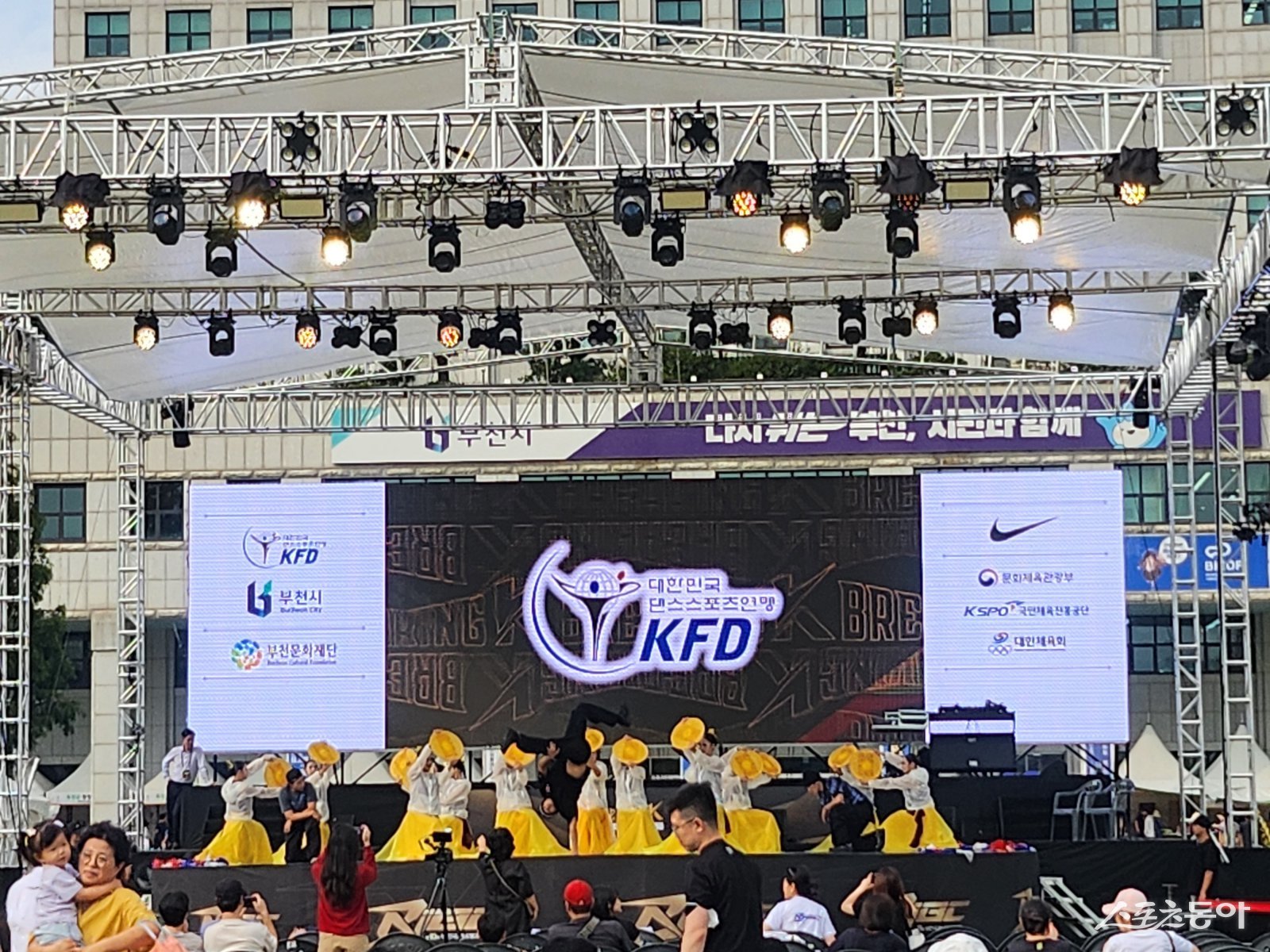 현 시각(27일 오후 4시 기준) 행사장에서는 청소년부와 각 학년부 3·4위전, 일반부 예선이 마무리된 뒤 축하공연이 한창 진행되고 있다(현장 모습). 사진|장관섭 기자