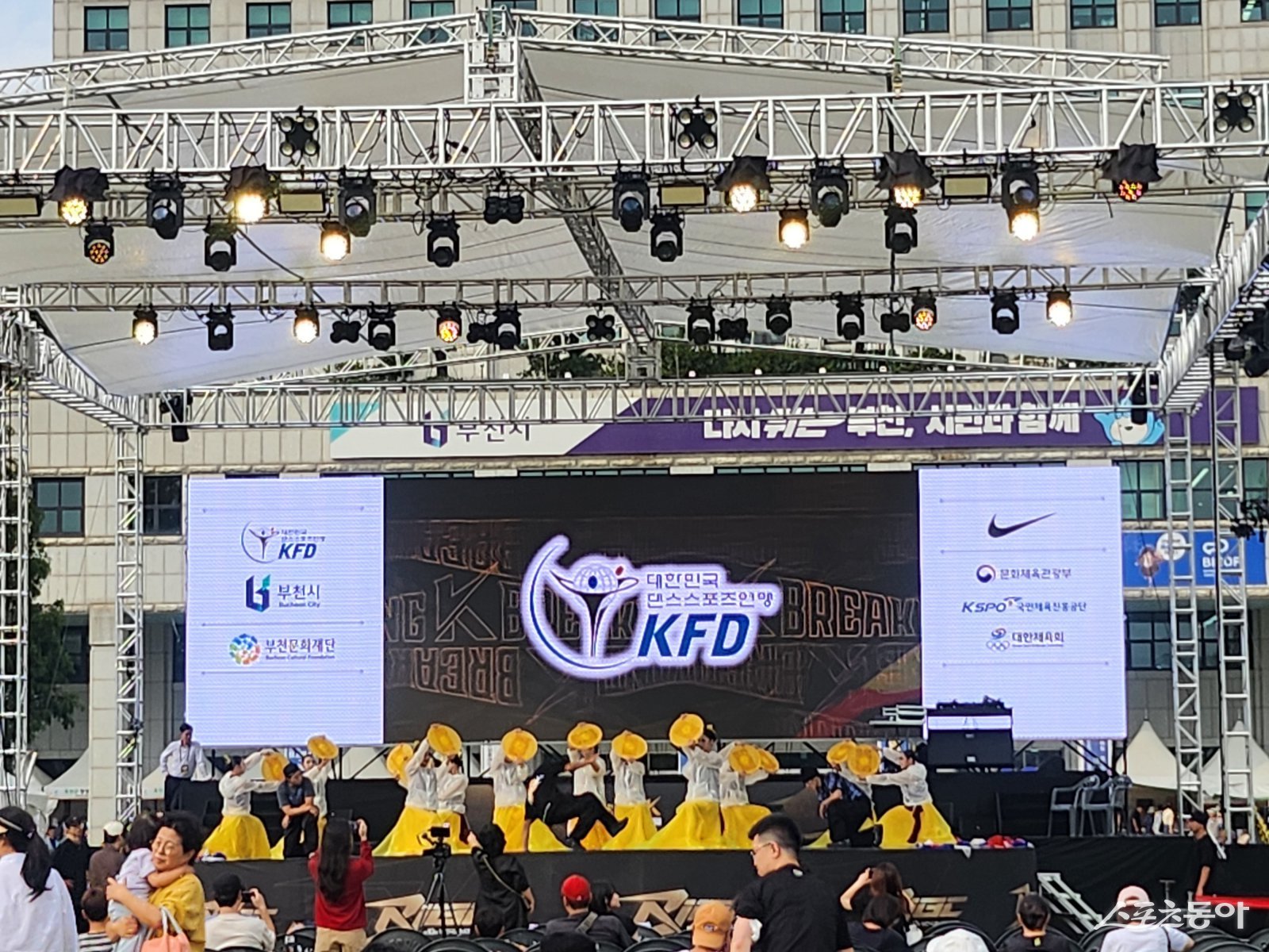 현 시각(27일 오후 4시 기준) 행사장에서는 청소년부와 각 학년부 3·4위전, 일반부 예선이 마무리된 뒤 축하공연이 한창 진행되고 있다(현장 모습). 사진|장관섭 기자