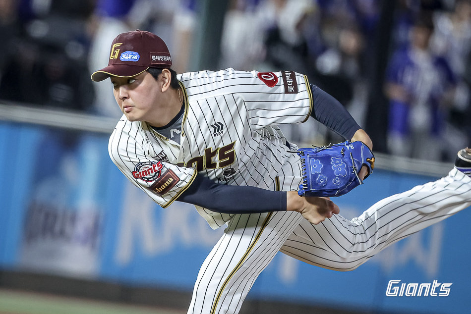 롯데 마무리 김원중이 26일 사직구장에서 열린 삼성과 홈경기에 구원등판해 역투하고 있다. 사진제공|롯데 자이언츠