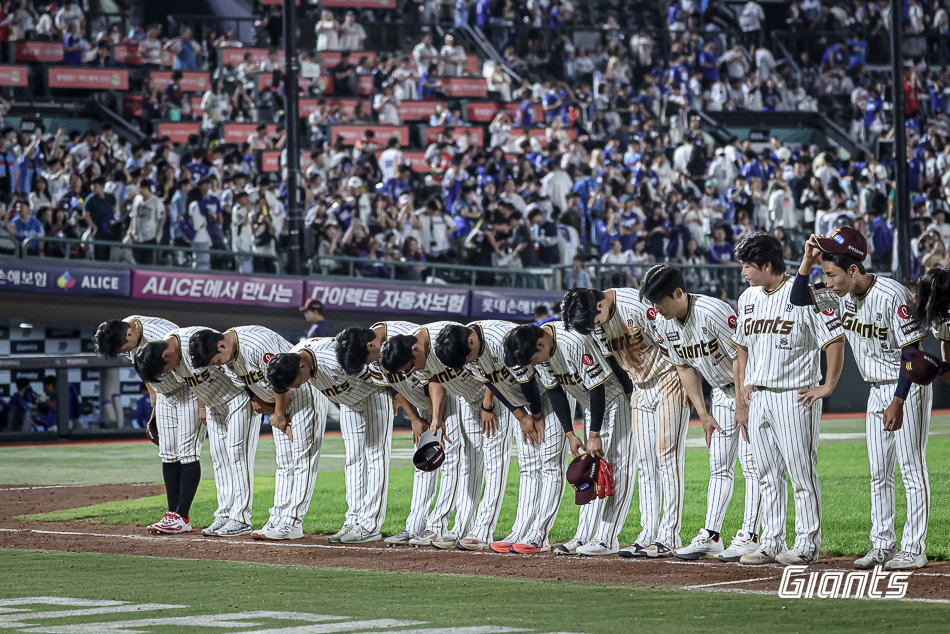롯데 선수들이 26일 사직구장에서 열린 삼성과 홈경기를 마친 뒤 팬들에게 인사하고 있다. 사진제공|롯데 자이언츠