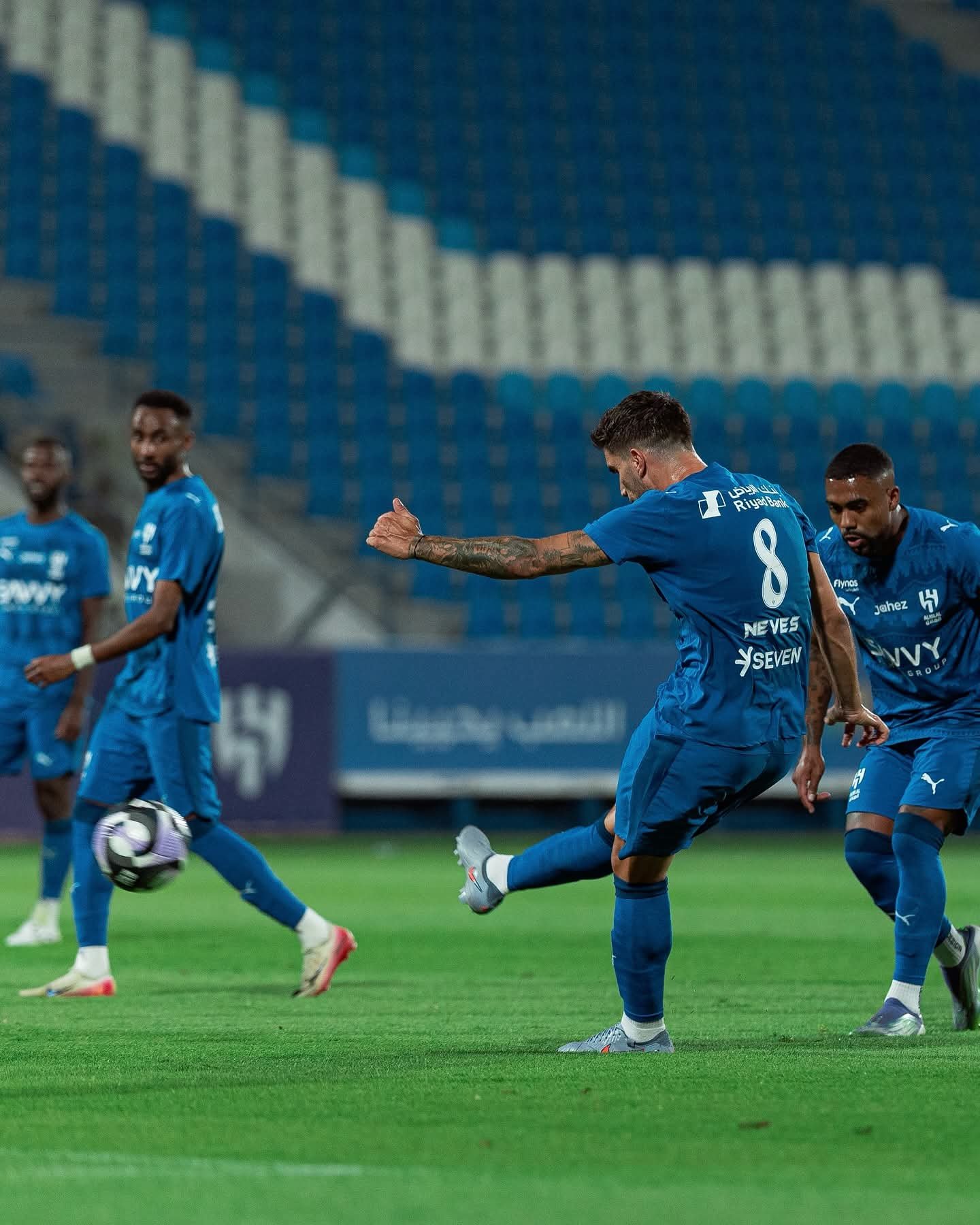 여름이적시장에서 쿠냐와 음뵈모, 세스코를 데려온 것도 부족해 아모림 맨유 감독은 후벵 네베스의 영입까지 추진하고 있어 비난이 거세지고 있다. 사진출처|알힐랄 페이스북