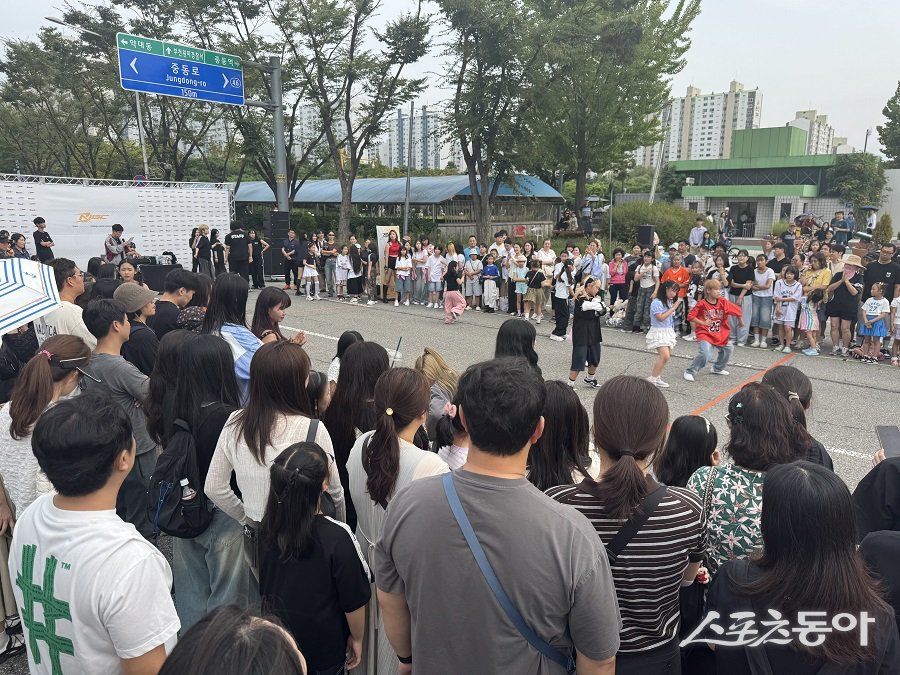 9월 27일 부천시청 잔디광장에서 2025 브레이킹K 시리즈 2차 대회가 열렸다(차 없는 거리에서는 차 없는 거리에서는 랜덤플레이 댄스 행사가 진행돼 많은 시민들이 참여했다). 사진제공｜문화재단