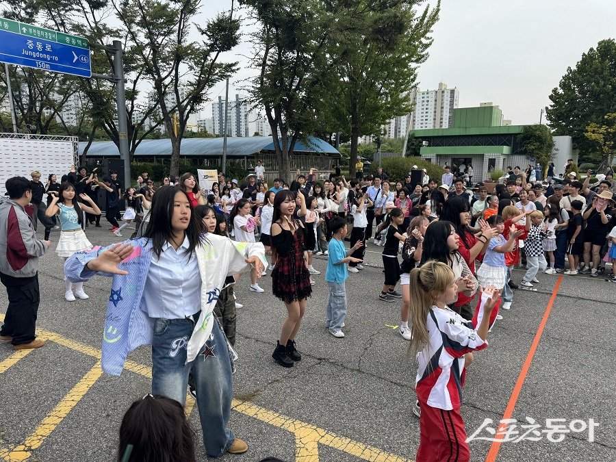 9월 27일 부천시청 잔디광장에서 2025 브레이킹K 시리즈 2차 대회가 열렸다(차 없는 거리에서는 차 없는 거리에서는 랜덤플레이 댄스 행사가 진행돼 많은 시민들이 참여했다). 사진제공｜문화재단