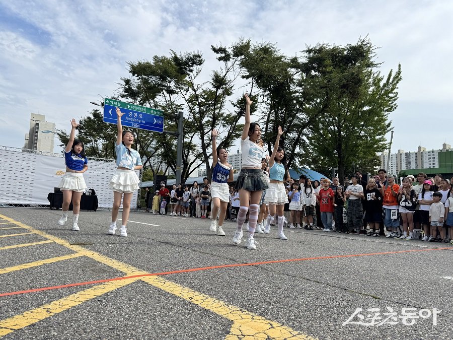 9월 27일 부천시청 잔디광장에서 2025 브레이킹K 시리즈 2차 대회가 열렸다(차 없는 거리에서는 K팝 커버댄스 공연이 진행됐다). 사진제공｜문화재단