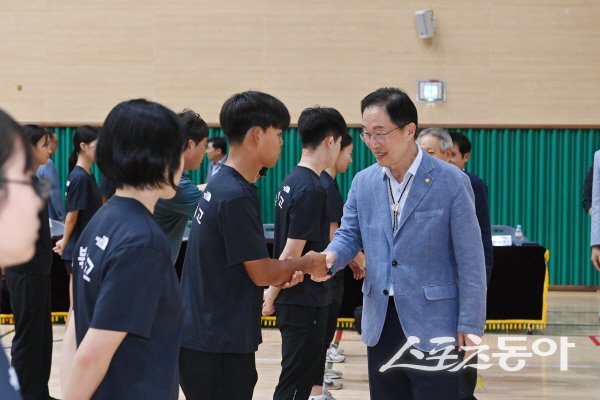 임종식 경북교육감이 경북체육고등학교를 방문해 제106회 전국체육대회 대비 훈련 상황과 안전관리 실태를 직접 점검하고, 출전 학생 선수들을 격려하고 있다. 사진제공 ㅣ 경북교육청