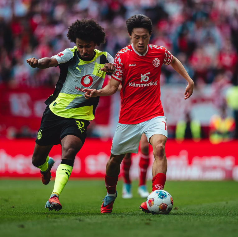 마인츠 이재성(오른쪽)이 28일(한국시간) 독일 메바 아레나에서 끝난 도르트문트와 2025~2026시즌 분데스리가 5라운드 홈경기 도중 아데예미를 뿌리치고 드리블을 하고 있다. 오른쪽 햄스트링 부상을 딛고 3경기만에 복귀한 그는 선발출전해 후반 18분 아르노 노르댕(프랑스)과 교체되기 전까지 그라운드를 누볐다. 그러나 컨디션을 되찾기까진 시간이 걸릴 것으로 보인다. 사진출처│마인츠 홈페이지