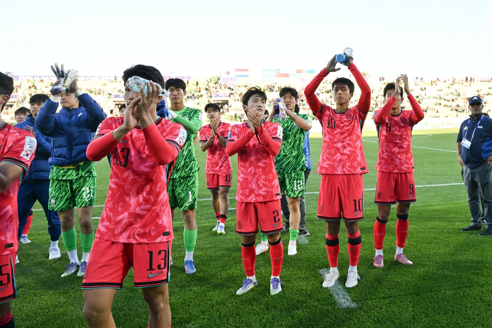 U-20 한국축구대표팀 선수들이 28일(한국시간) 칠레 발파라이소의 에스타디오 엘리아스 피게로아 브란데르에서 벌어진 우크라이나와 대회 조별리그 B조 1차전에서 1-2로 진 뒤 관중들에게 인사하고 있다. 한국은 다음달 1일과 4일에 각각 파라과이, 파나마와 조별리그 남은 경기를 치른다. 조별리그에서 2위 안에 들거나, 각 조 3위 6개 팀 중 4위 안에 들면 16강행 티켓을 거머쥘 수 있다. 사진제공│대한축구협회