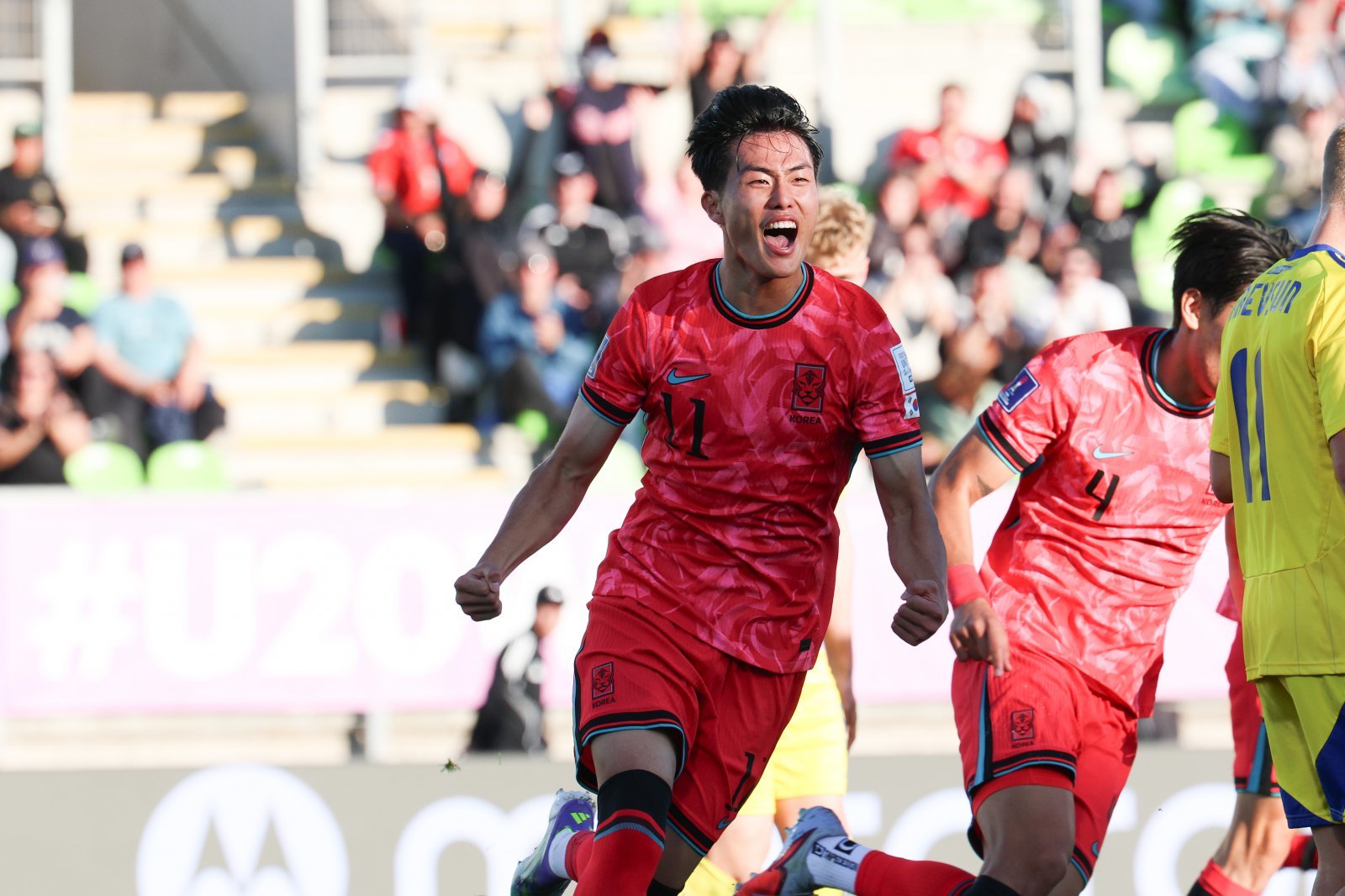 U-20 한국축구대표팀 공격수 김명준이 28일(한국시간) 칠레 발파라이소의 에스타디오 엘리아스 피게로아 브란데르에서 벌어진 우크라이나와 대회 조별리그 B조 1차전에서 0-2로 뒤진 후반 35분 추격골을 터트린 뒤 포효하고 있다. 1-2로 패한 한국은 다음달 1일과 4일에 각각 파라과이, 파나마와 조별리그 남은 경기를 치른다. 조별리그에서 2위 안에 들거나, 각 조 3위 6개 팀 중 4위 안에 들면 16강행 티켓을 거머쥘 수 있다. 사진제공│대한축구협회