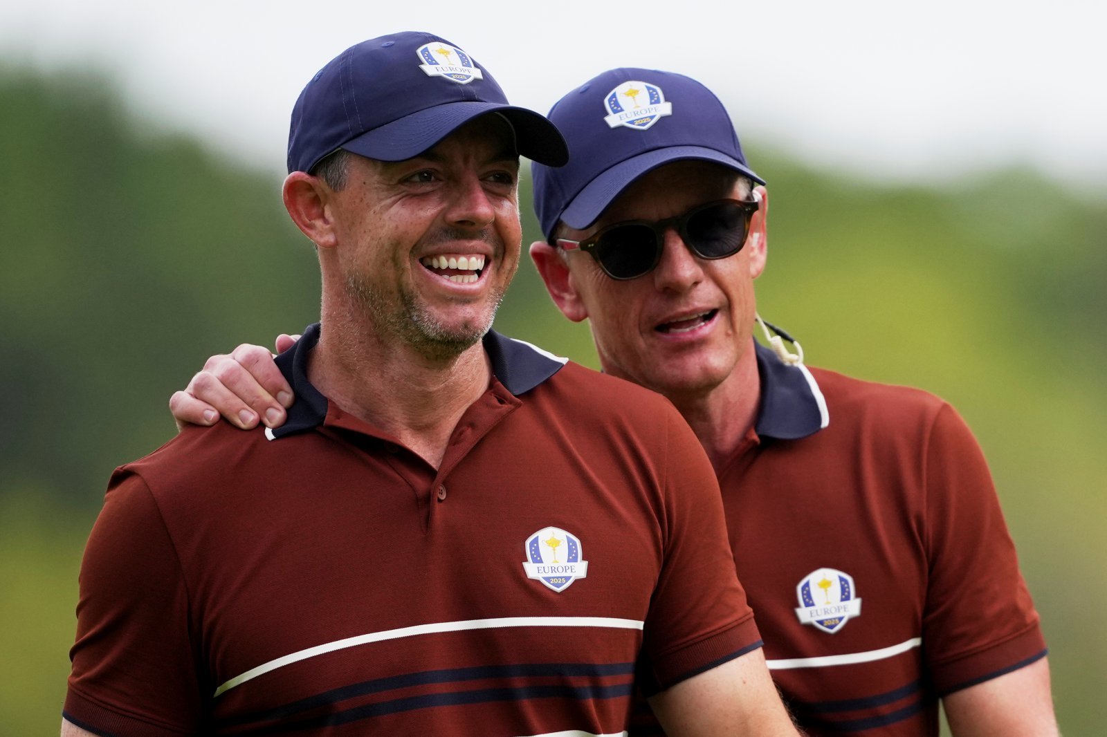 유럽 에이스 로리 매킬로이(왼쪽)이 루크 도널드 단장과 함께 환하게 웃으며 승리를 자축하고 있다. 파밍데일(미 뉴욕주) | AP뉴시스