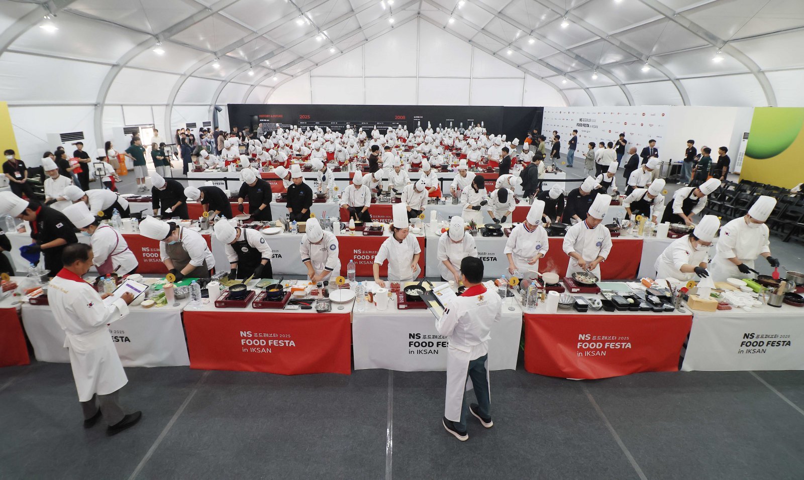 NS홈쇼핑이 26, 27일 전북 익산 소재 하림 퍼스트키친에서 ‘NS 푸드페스타 2025 in 익산’을 성황리에 열었다. 메인 행사인 요리 경연 모습. 사진제공｜NS홈쇼핑