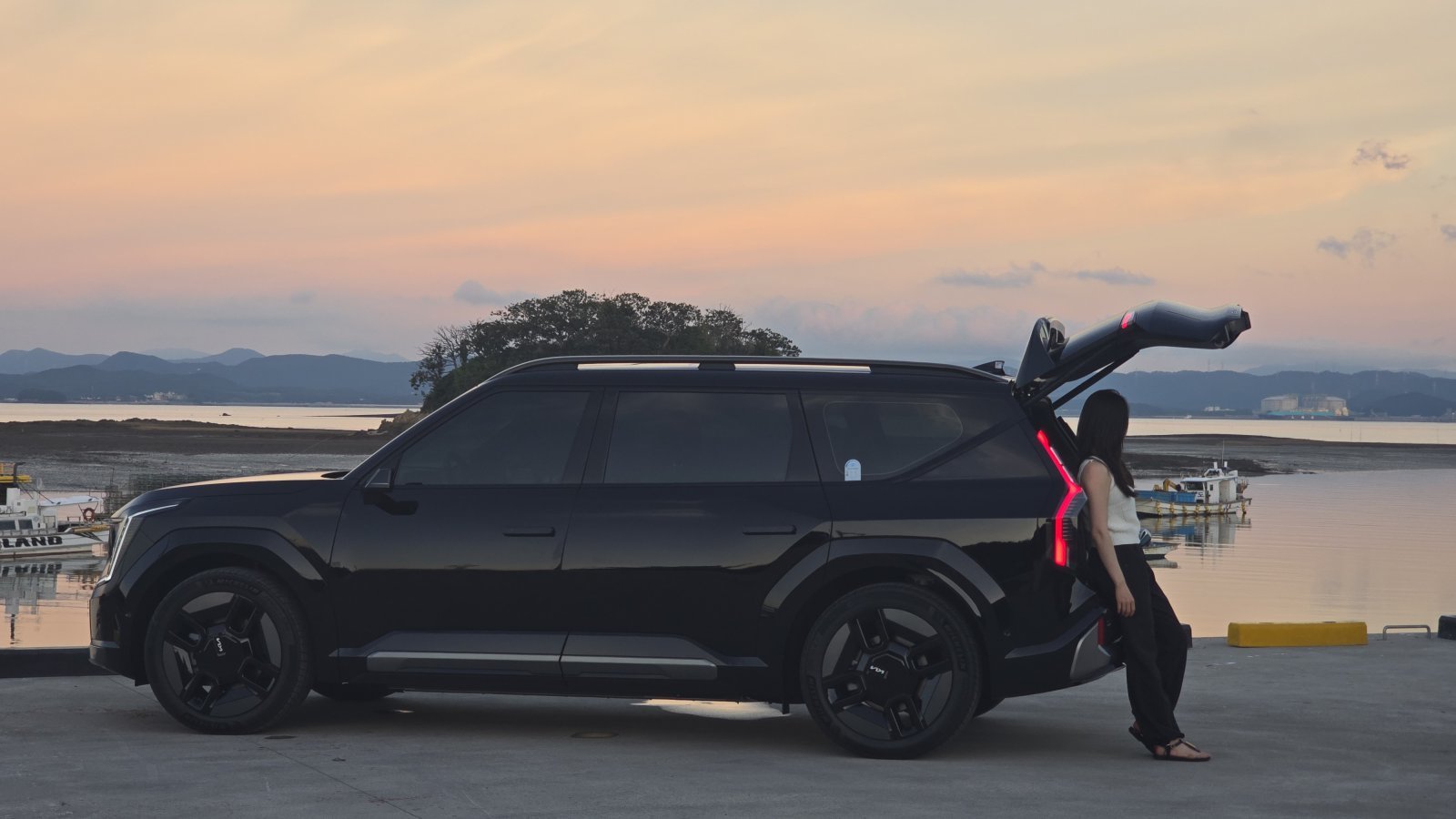 기아 EV9은 회전형 시트와 V2L 기능, 정숙한 실내, 2393ℓ 적재공간, 800V 초급속 충전까지 갖춘 대형 전기 SUV로 캠핑과 일상을 모두 아우르는 이동식 베이스캠프 역할을 수행한다. 원성열 기자 sereno@dogna.com