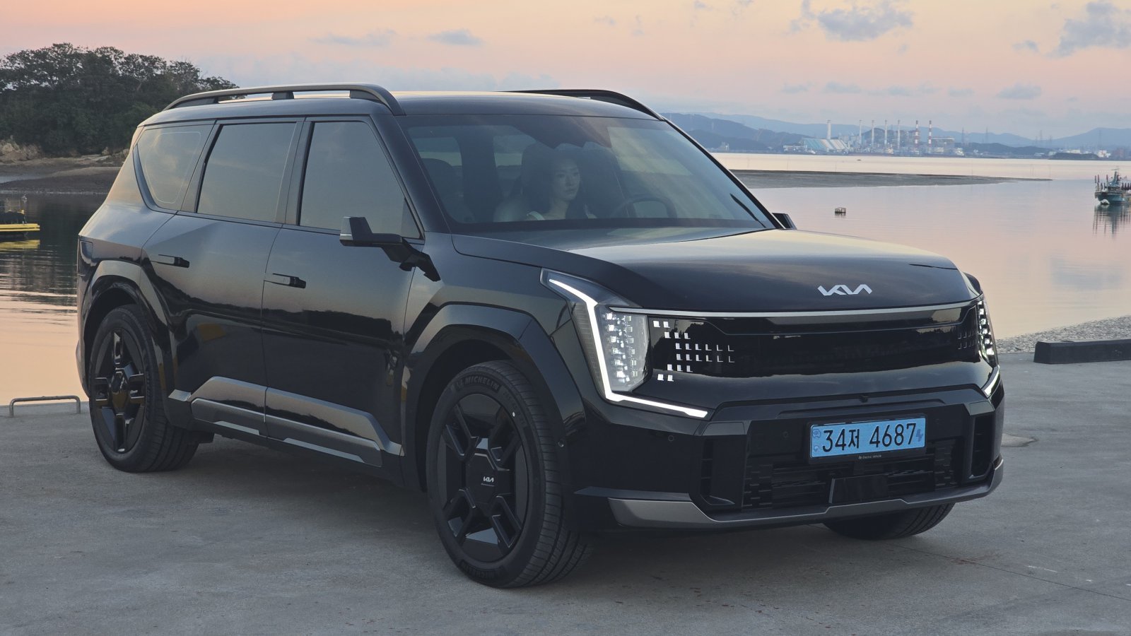 EV9 전면은 디지털 타이거페이스와 수직형 헤드램프가 어우러져 미래지향적이면서도 강인한 인상을 완성했다. 원성열 기자 sereno@dogna.com