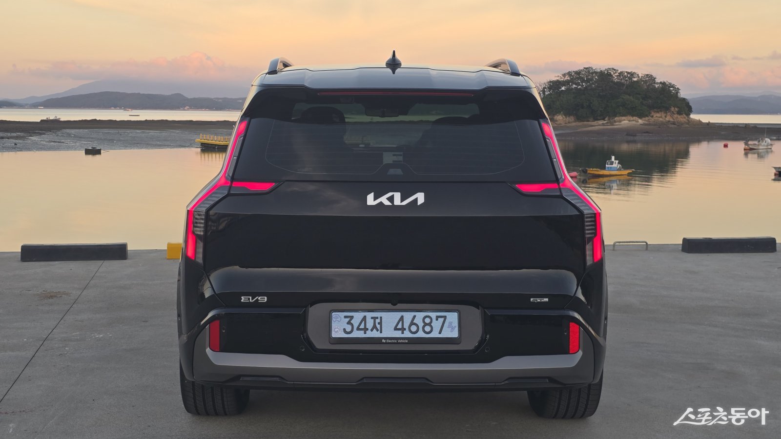 EV9의 후면은 간결한 볼륨과 세로형 스타맵 리어램프가 조화를 이루며, 안정감 있으면서도 세련된 전기 SUV의 이미지를 강조한다. 원성열 기자 sereno@dogna.com