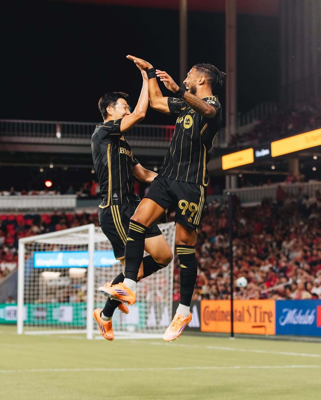 손흥민(왼쪽)과 드니 부앙가가 28일(한국시간) 미국 미주리주 에너자이저 파크에서 열린 메이저리그사커(MLS) 정규리그 34라운드 세인트루이스와의 원정경기에서 선제골 직후 서로 손뼉을 마주치는 세리머니를 하고 있다. 사진출처｜LAFC 페이스북