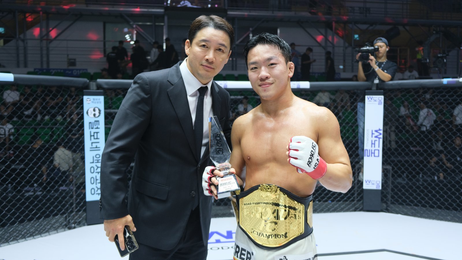 이정현(오른쪽)이 27일 안산 상록수체육관에서 열린 ‘굽네 로드FC 074’ 메인이벤트 플라이급 타이틀전에서 편예준을 상대로 1차 방어에 성공한 뒤 정문홍 로드FC 회장과 함께 사진촬영을 하고 있다. 사진제공|로드FC