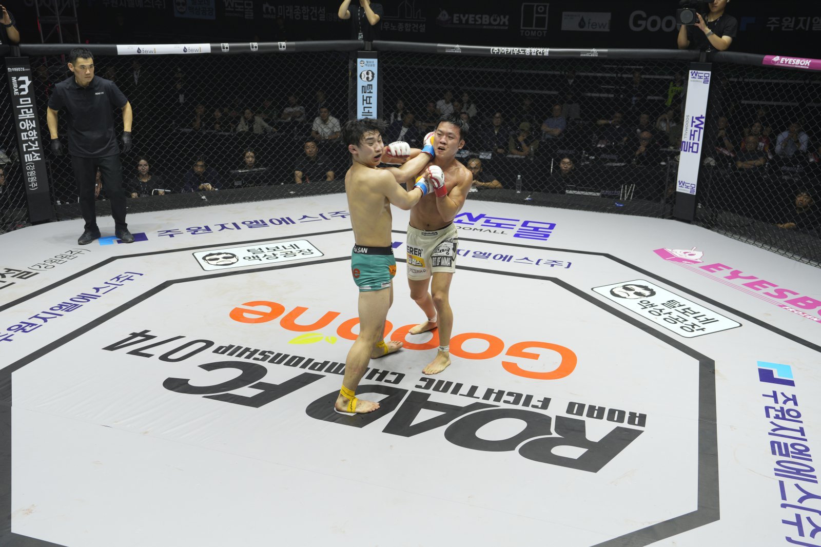 이정현(오른쪽)과 편예준이 27일 안산 상록수체육관에서 열린 ‘굽네 로드FC 074’ 메인이벤트 플라이급 타이틀전에서 치열한 타격전을 벌이고 있다. 사진제공|로드FC