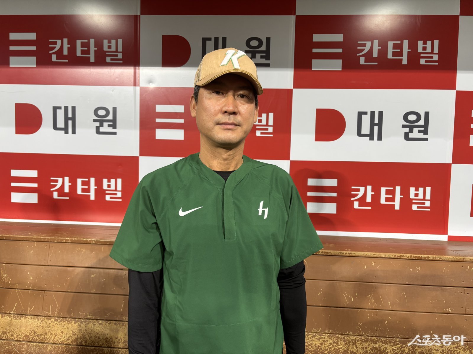 설종진 키움 감독대행이 정식 사령탑으로 승격했다. 키움은 28일 설 감독의 선임을 공식 발표했다. 계약 조건은 계약 기간 2년, 총액 6억 원이다. 설 감독이 28일 고척 삼성전에 앞서 포즈를 취하고 있다. 고척|강산 기자 posterboy@donga.com