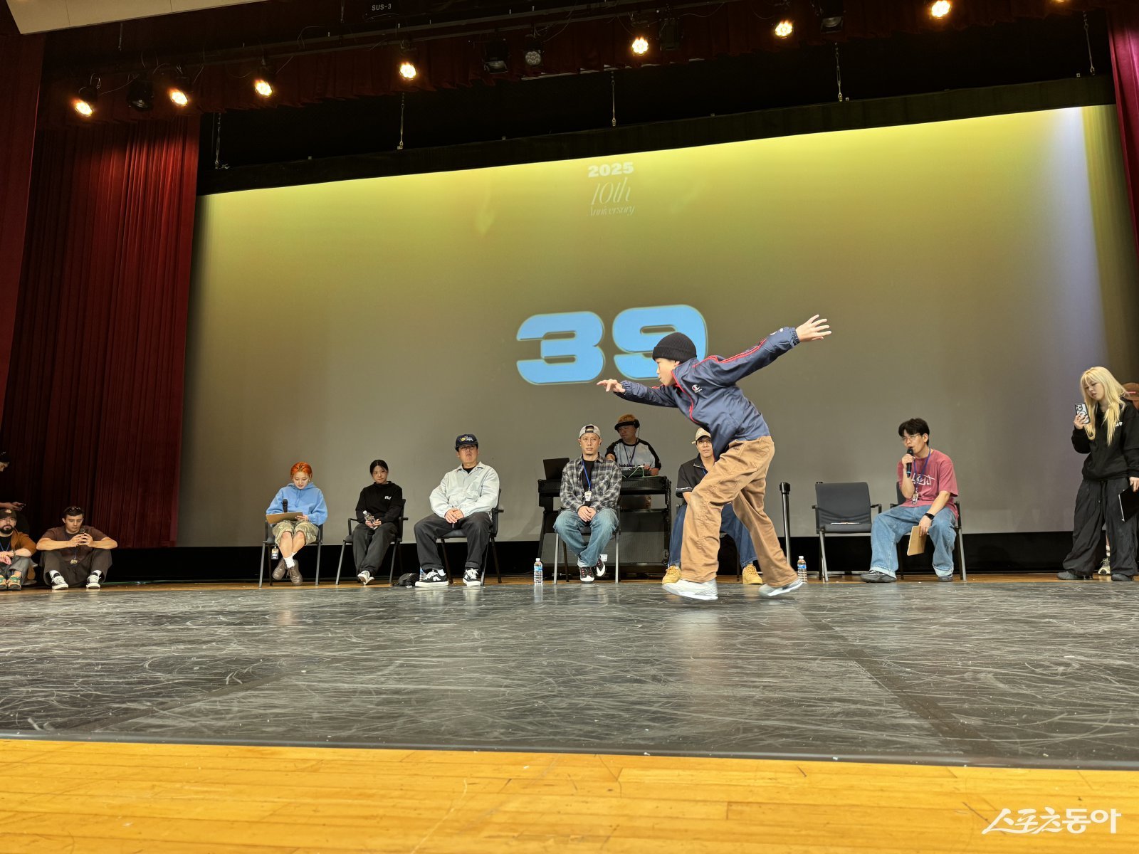 제10회 부천국제브레이킹대회에서 키즈 1대1 배틀 예선 2차전이 진행되고 있다(오전 예선전은 우천으로 인해 부천시청 2층 어울림에서 열렸다). 사진제공｜문화재단