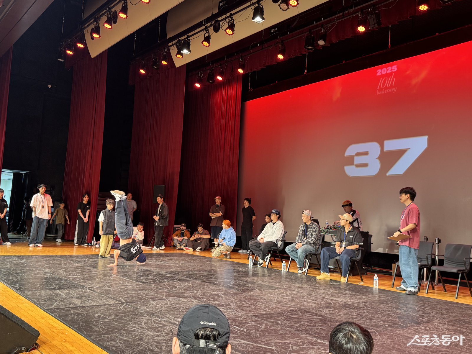 제10회 부천국제브레이킹대회에서 키즈 1대1 배틀 예선 2차전이 진행되고 있다(오전 예선전은 우천으로 인해 부천시청 2층 어울림에서 열렸다). 사진제공｜문화재단