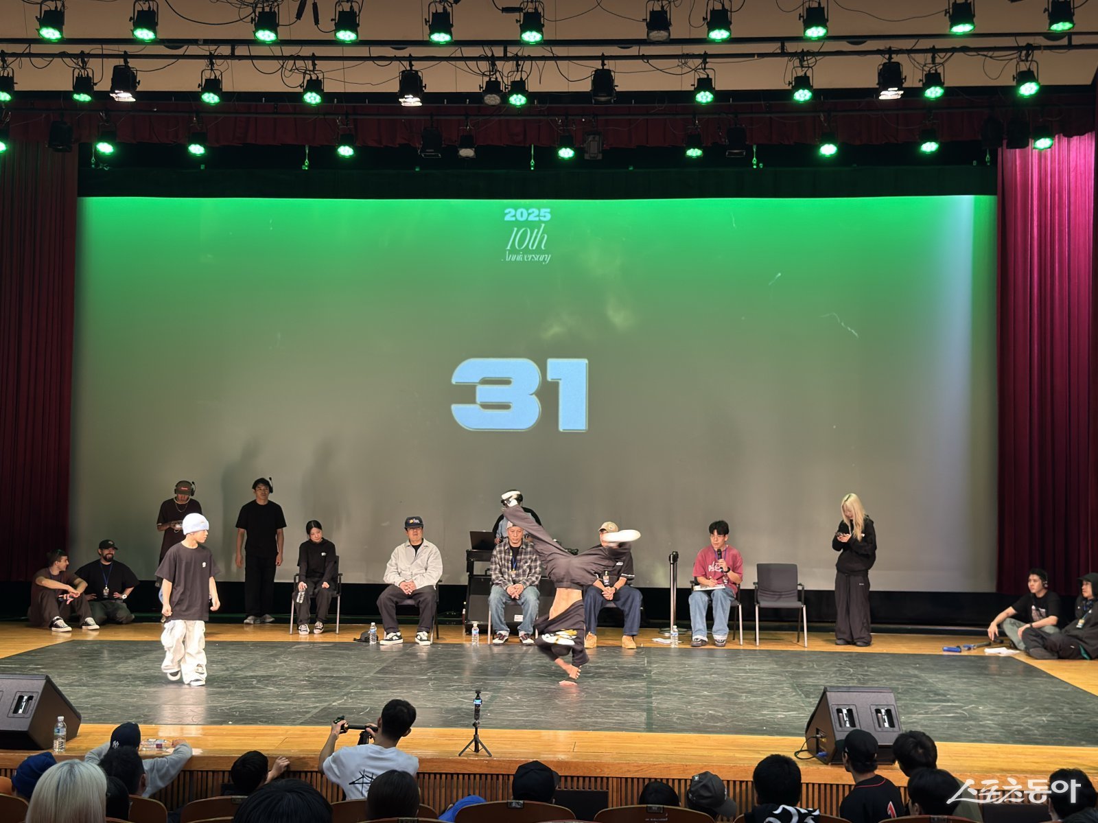 제10회 부천국제브레이킹대회에서 키즈 1대1 배틀 예선 2차전이 진행되고 있다(오전 예선전은 우천으로 인해 부천시청 2층 어울림에서 열렸다). 사진제공｜문화재단