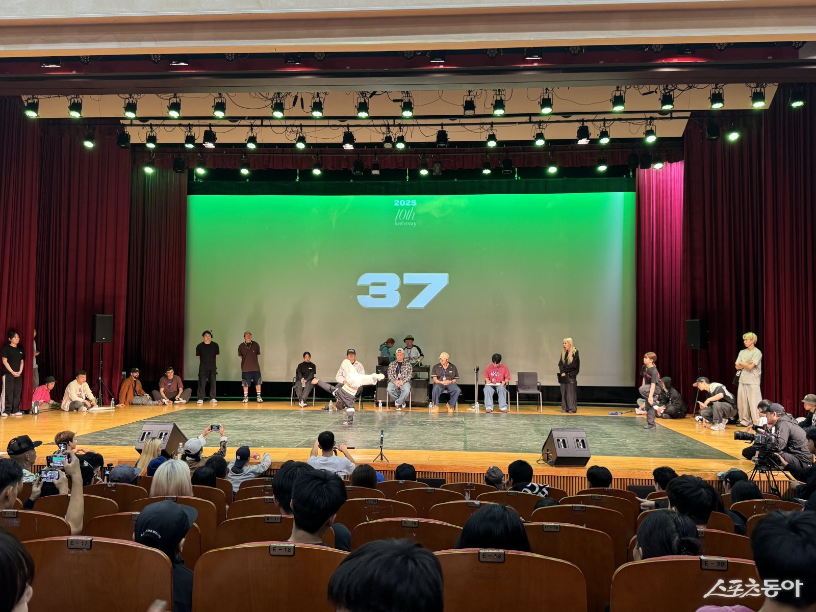 제10회 부천국제브레이킹대회에서 키즈 1대1 배틀 예선 2차전이 진행되고 있다(오전 예선전은 우천으로 인해 부천시청 2층 어울림에서 열렸다). 사진제공｜문화재단