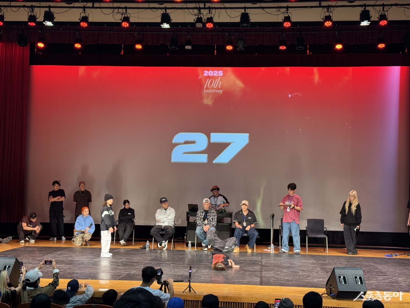 제10회 부천국제브레이킹대회에서 키즈 1대1 배틀 예선 2차전이 진행되고 있다(오전 예선전은 우천으로 인해 부천시청 2층 어울림에서 열렸다). 사진제공｜문화재단