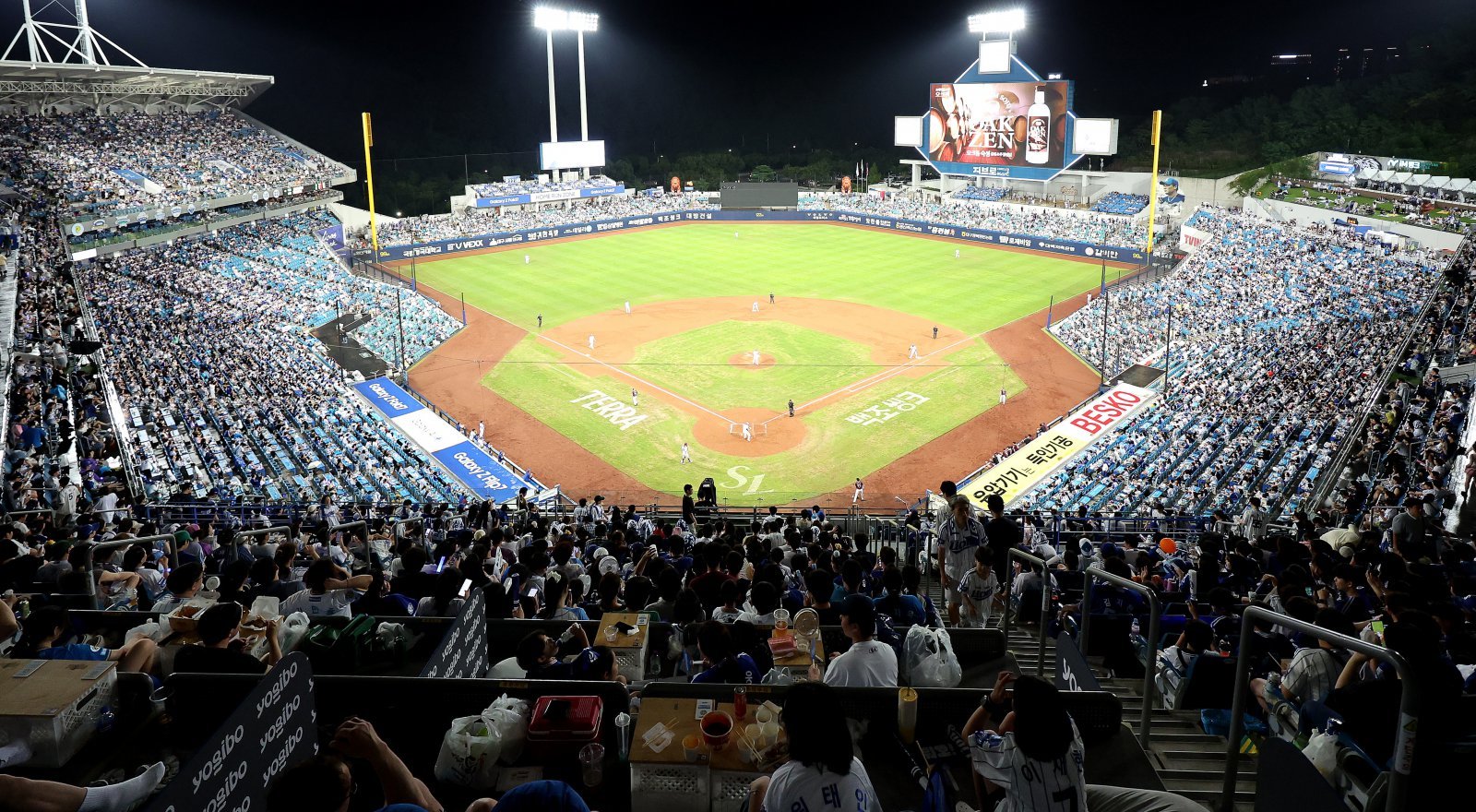 ‘2025 신한 SOL 뱅크 KBO리그’가 역대 최초로 1200만 관중을 돌파했다. 9일 역대 최초로 1100만 관중을 달성한 지 18일만이다. 삼성은 KBO리그 최초로 단일시즌 홈 관중 160만명을 돌파하며 뜨거운 인기를 자랑했다. 뉴시스