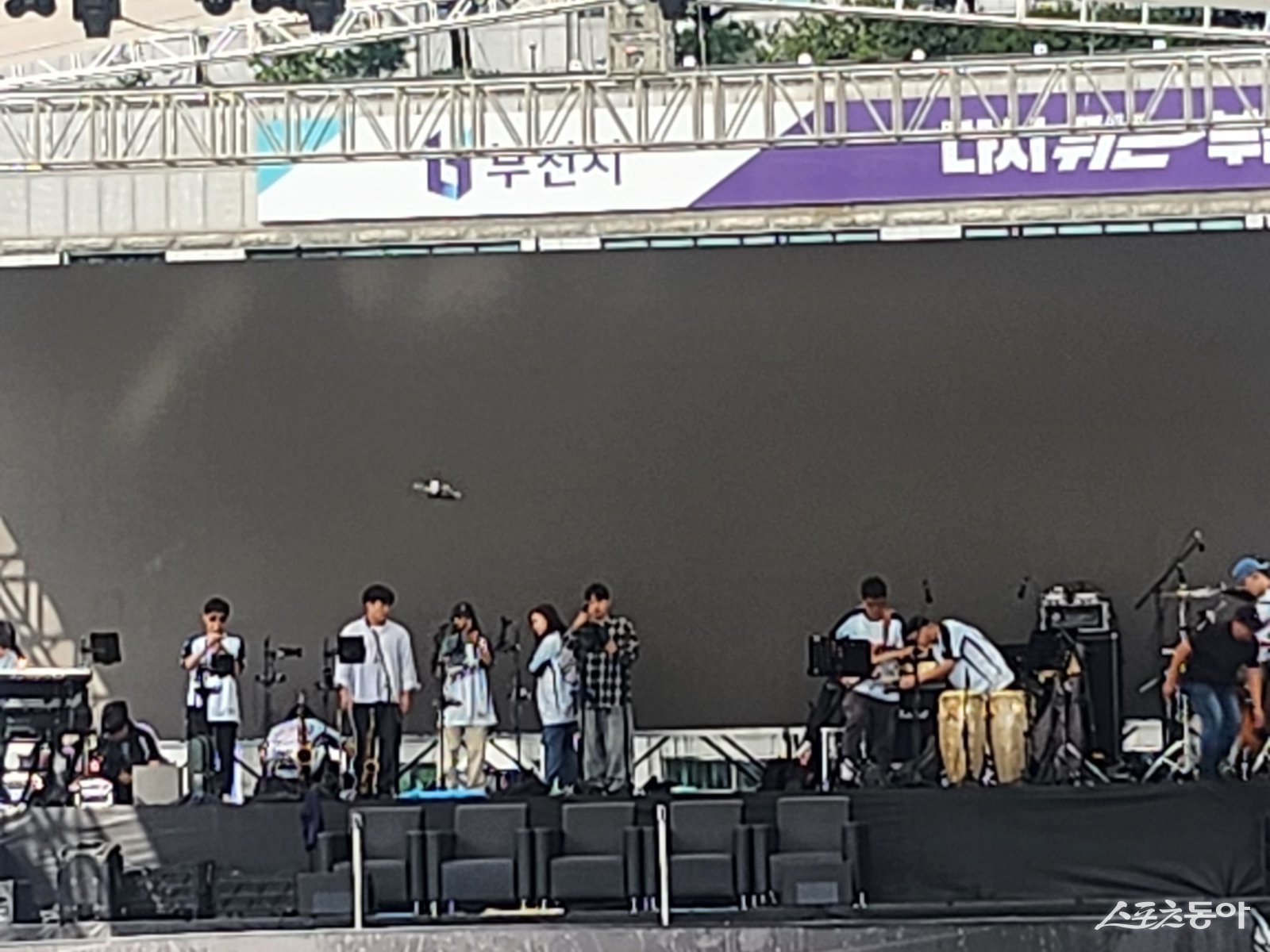 오후 2시 30분 현재 시각 비가 그치면서 본격적인 예선과 본선 무대가 잔디광장에서 이어질 계획이다. 사진제공｜장관섭 기자