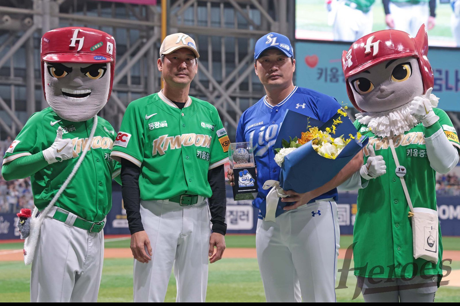 오승환(오른쪽)이 28일 고척 키움전에 앞서 진행된 은퇴 투어 행사에서 설종진 키움 감독과 함께 기념촬영을 하고 있다. 사진제공｜키움 히어로즈