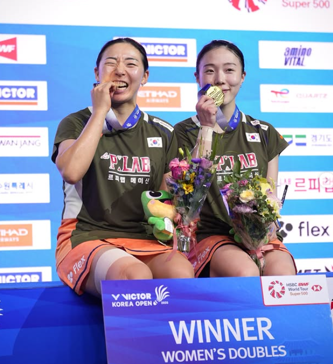 공희용(왼쪽)-김혜정이 28일 수원체육관에서 열린 코리아오픈 마지막 날 여자복식 결승에서 이와나가-나카니시를 게임스코어 2-0로 꺾은 뒤 금메달을 들고 기뻐하고 있다. 한국은 이번 대회를 2년 연속 종합 1위로 마감했다. 사진출처│대한배드민턴협회 인스타그램