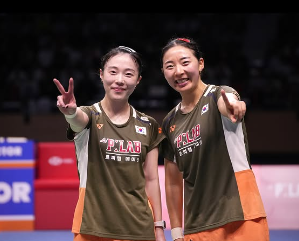 공희용(오른쪽)-김혜정이 28일 수원체육관에서 열린 코리아오픈 마지막 날 여자복식 결승에서 이와나가-나카니시를 게임스코어 2-0로 꺾은 뒤 우승을 자축하고 있다. 한국은 이번 대회를 2년 연속 종합 1위로 마감했다. 사진출처│대한배드민턴협회 인스타그램